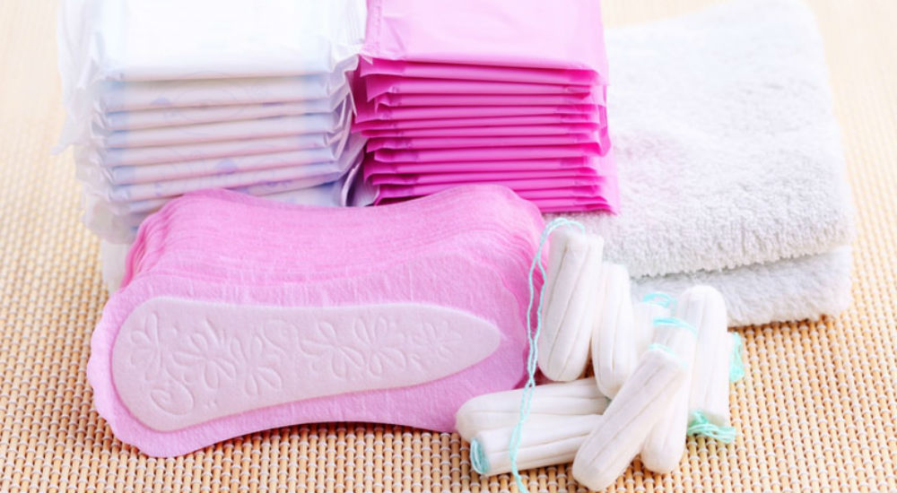 des tampons et serviettes hygiéniques sur une table