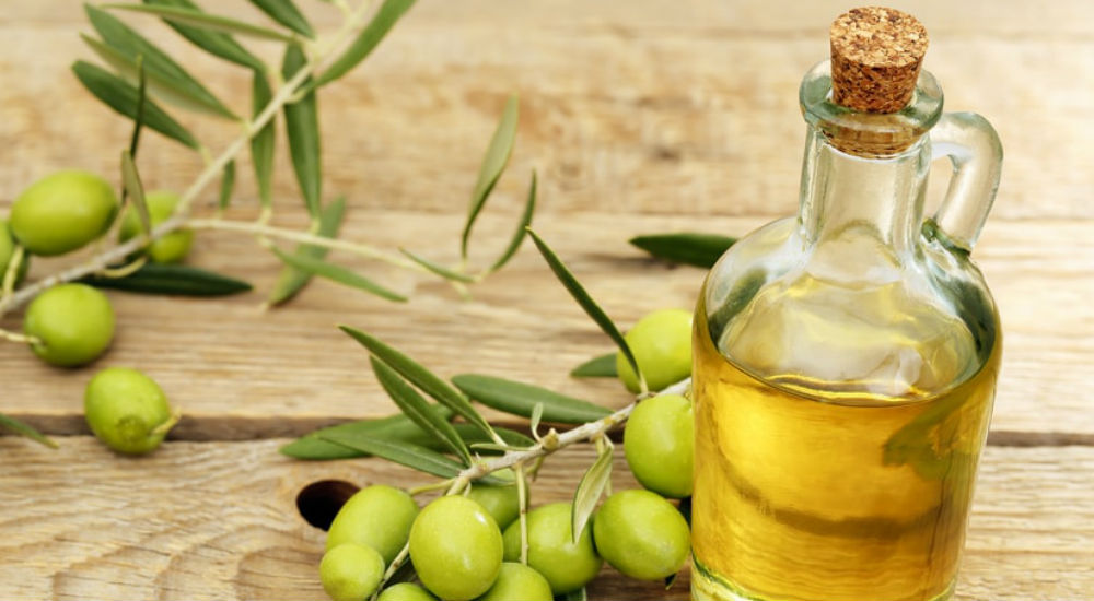 de l'huile végétale et des olives sur une table