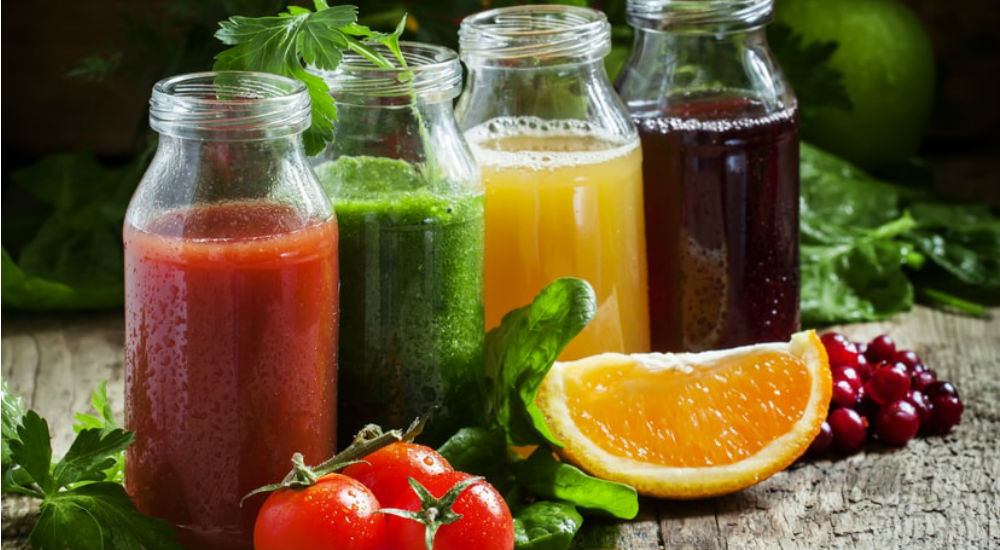 des jus de légumes pressées avec du citron et des tomates