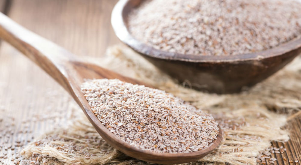 Le psyllium dans une cuillère en bois sur une table