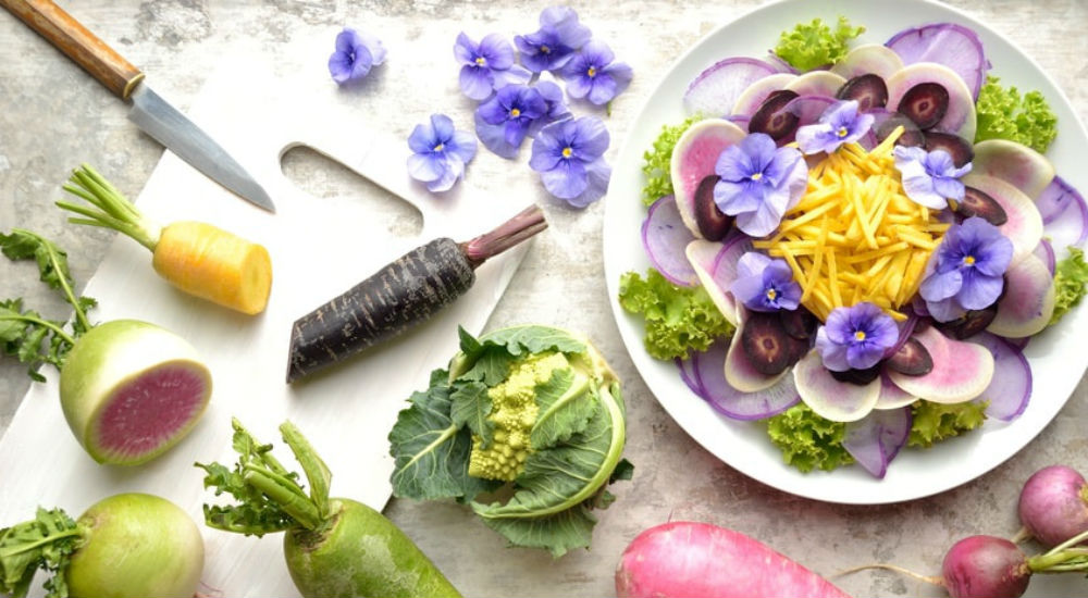 12 fleurs comestibles pour des recettes colorées et gustatives