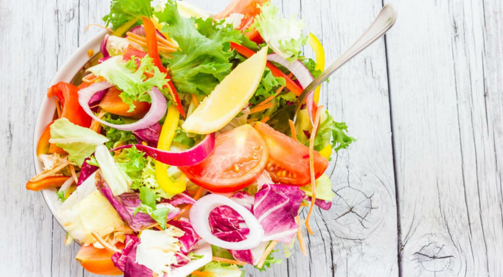 Une belle salade d'aliments crus dans un saladier