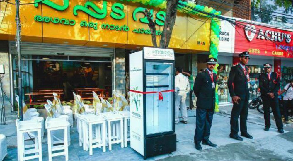 Frigo dans la rue devant un restaurant indien 