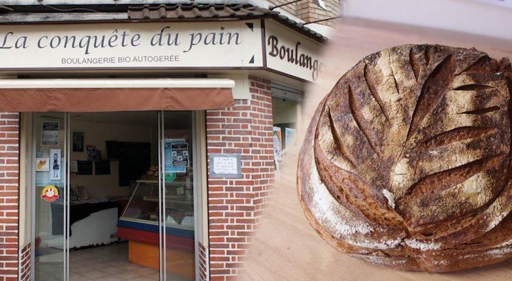 Façade de la boulangerie bio avec un pain bio