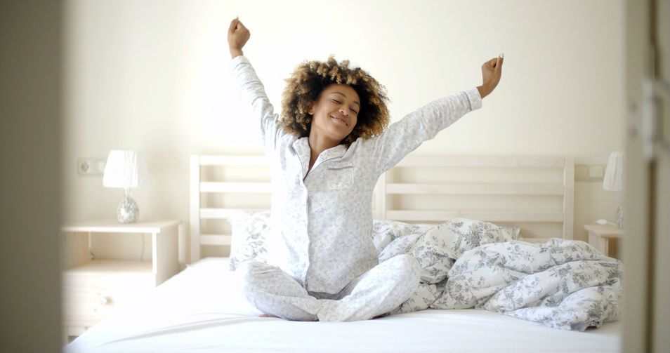 une femme s'étirant dans son lit