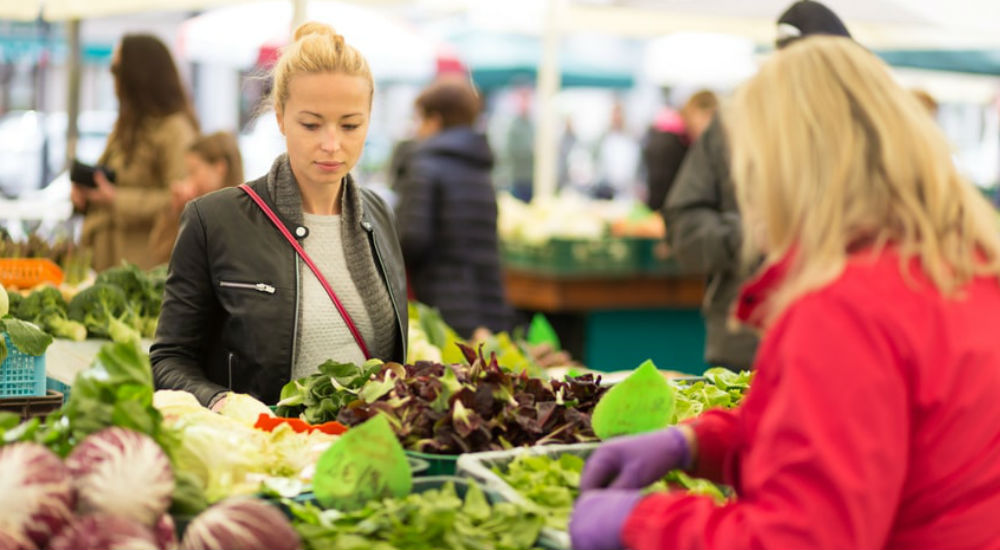 une femme fait ses courses au marché