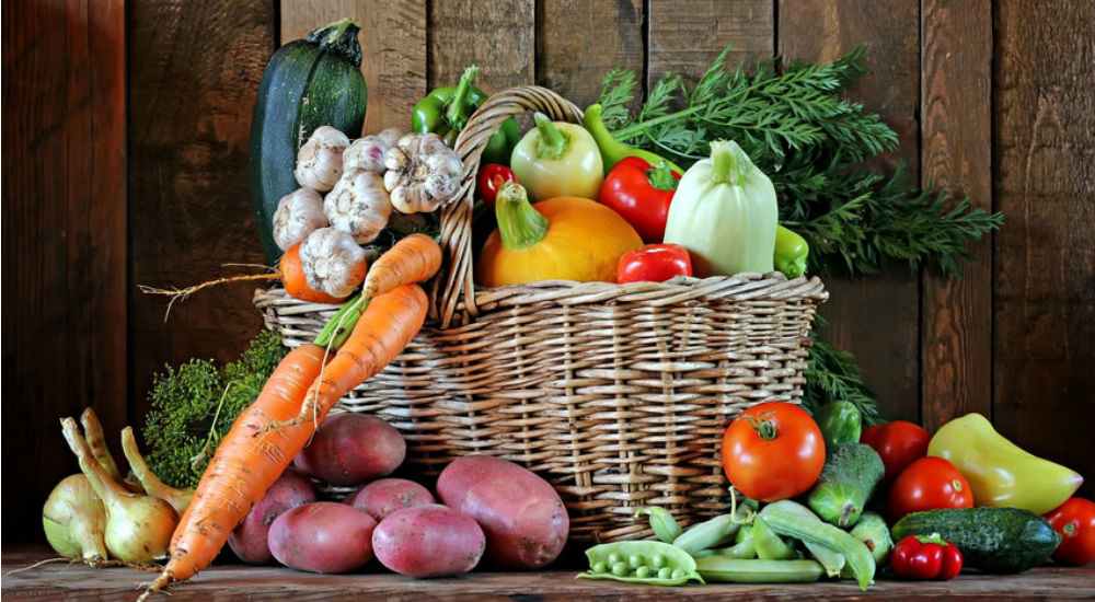 des fruits et légumes dans un panier en osier
