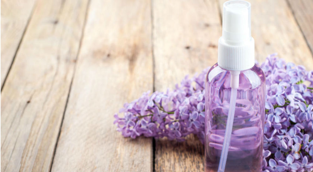 une eau florale de lavande sur une table en bois