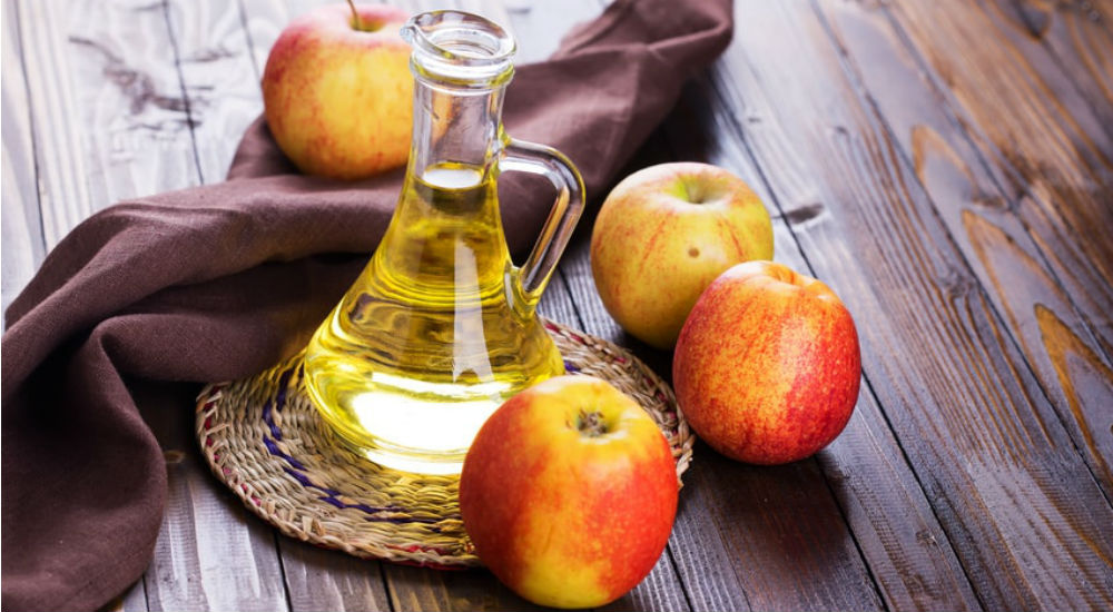 vinagre de manzana en una botella