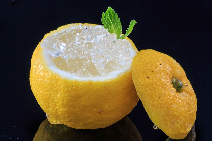 Un yuzu découpé en deux avec de la glace dedans