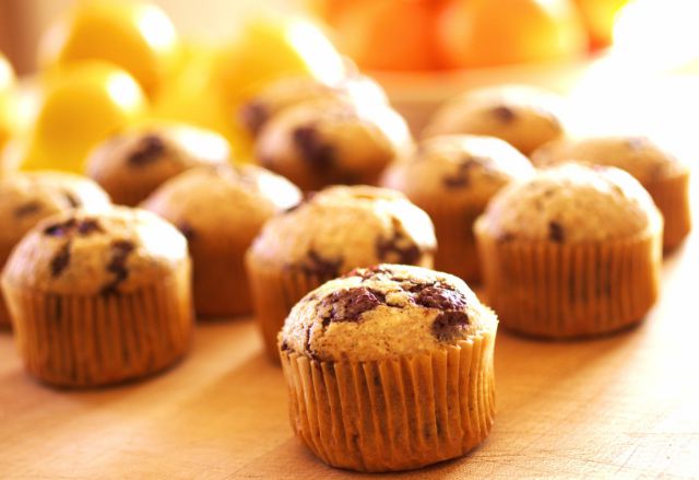 Des muffins aux pépites de chocolat sur une table