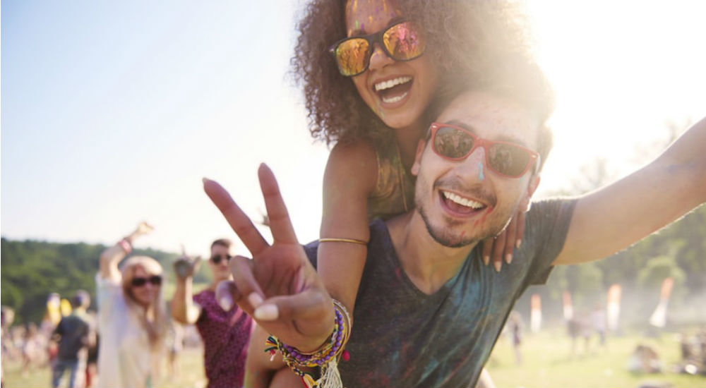 un couple qui s'amuse lors d'un festival de musique