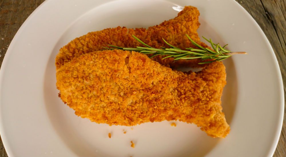 des poissons panés dans une assiette