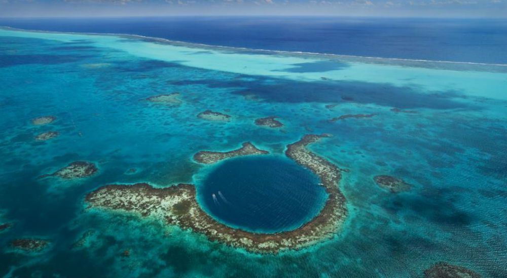 un trou bleu dans un océan