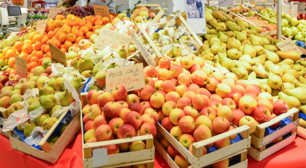 des fruits dans des cagettes au supermarché