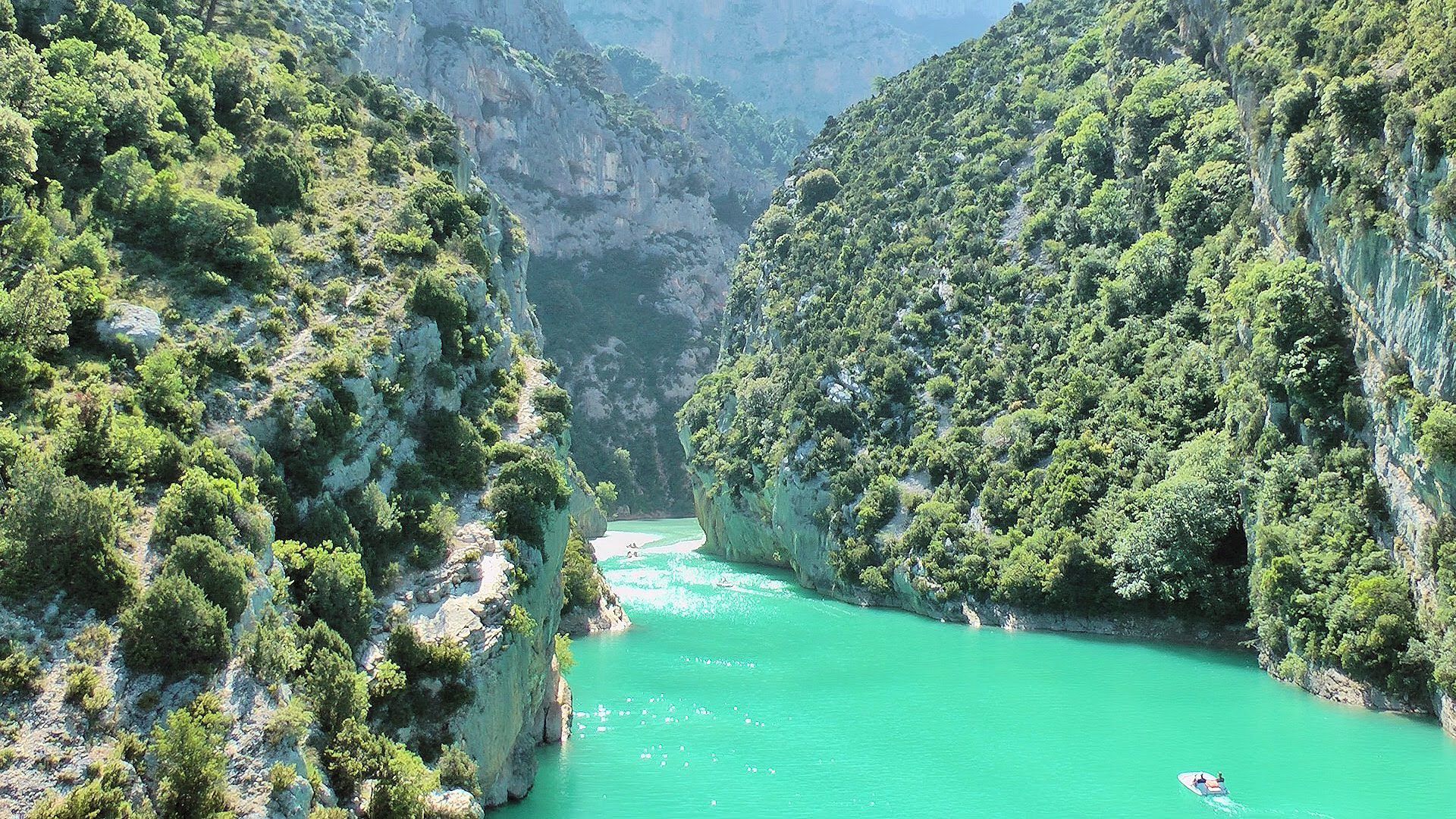 une étendue d'eau turquoise 