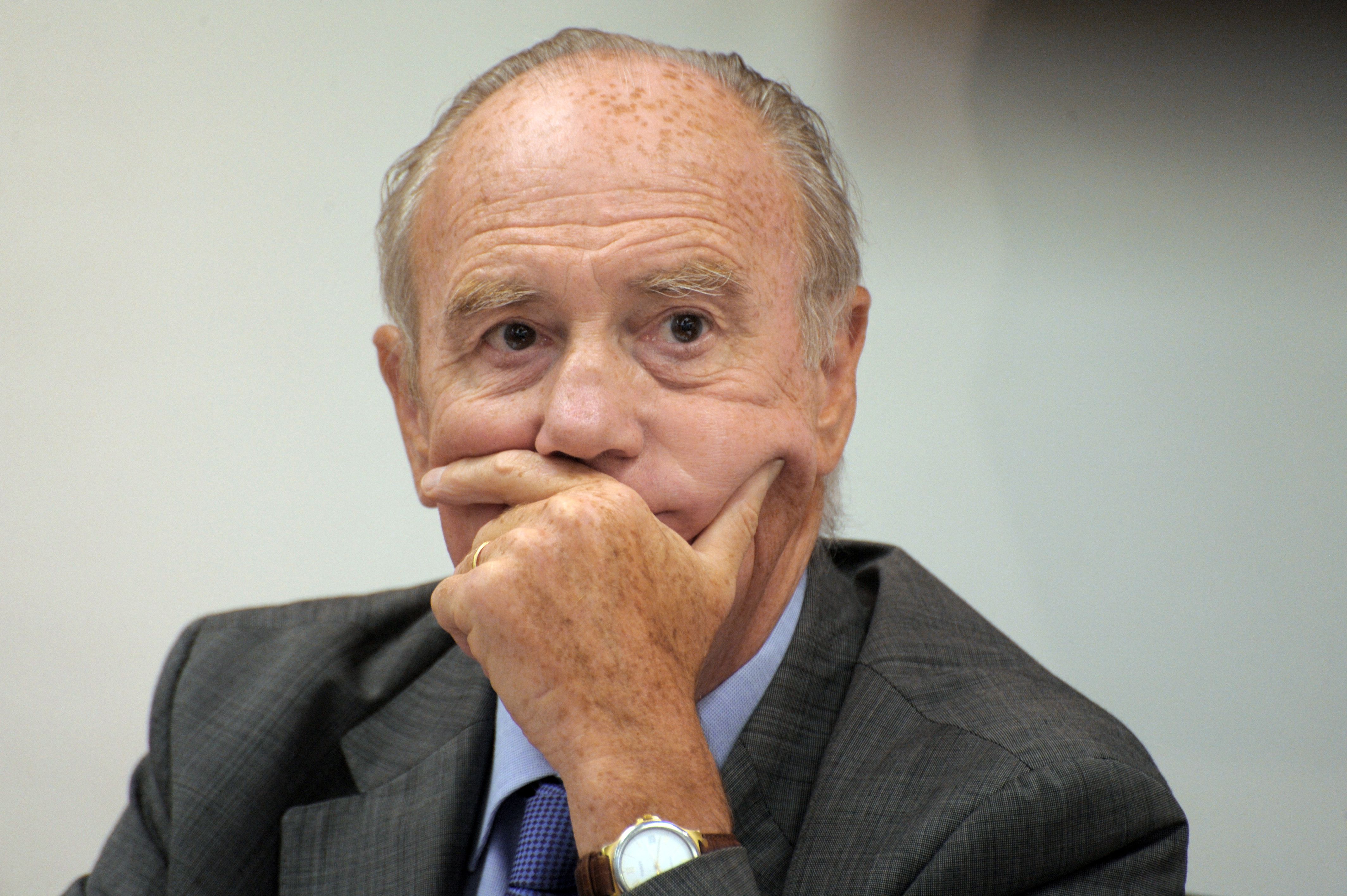 le professeur henri joyeux la main sur la bouche