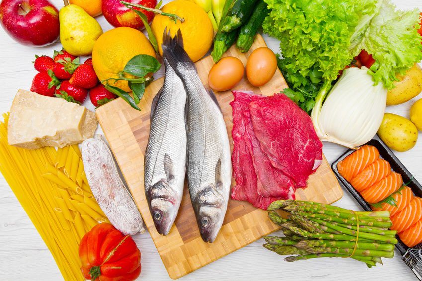 un assortiment de poisson, viande, légumes et oeufs