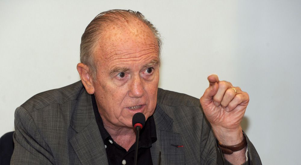 Henri Joyeux s'exprimant devant un micro