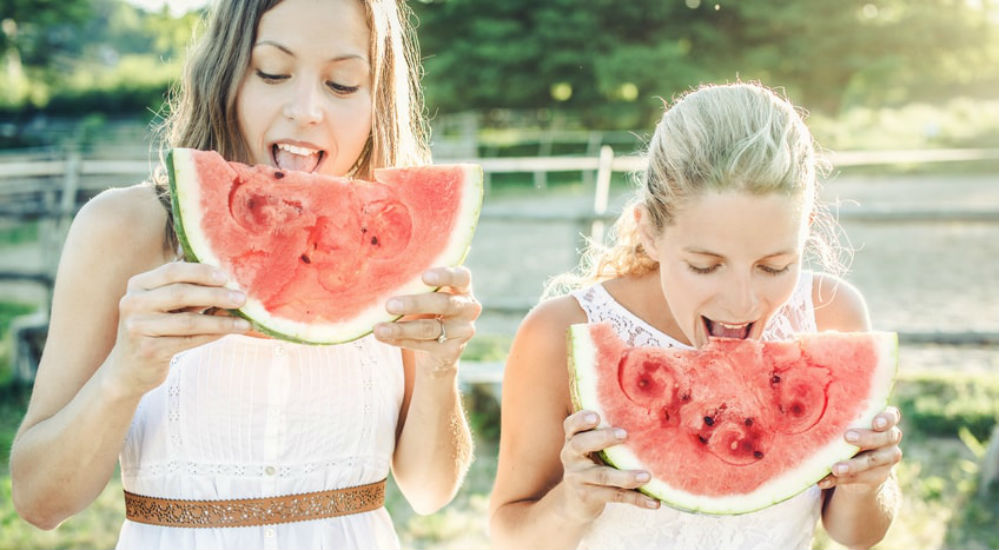 deux filles mangent de la pastèque