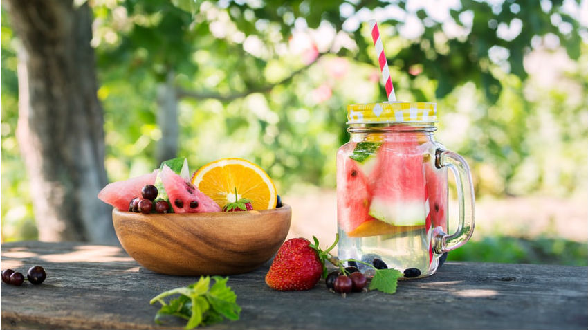 une eau detox à la pastèque et un bol de fruit l'été