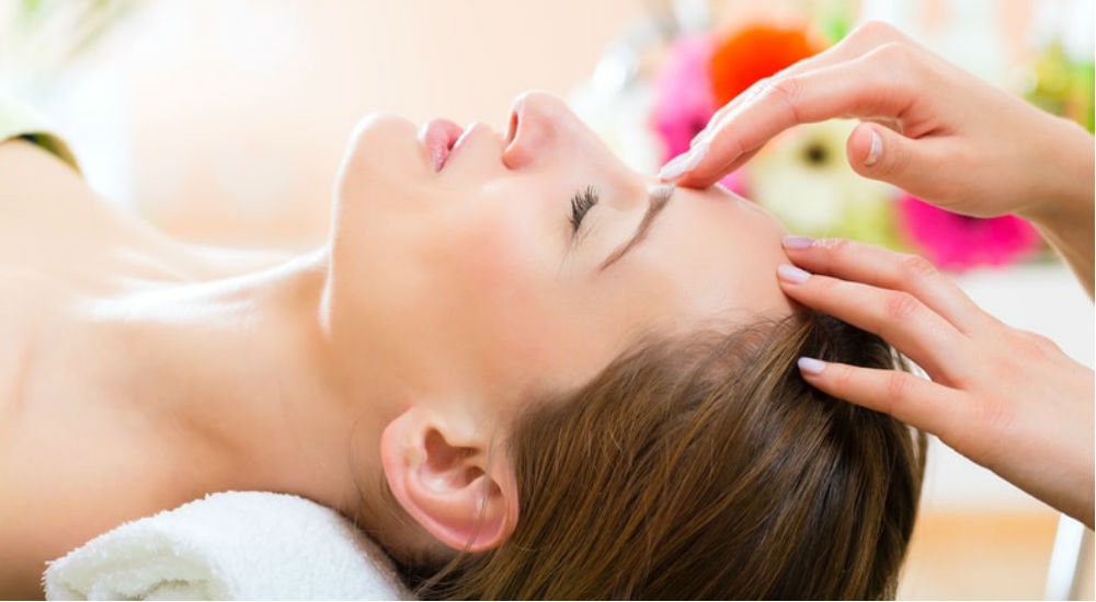 une femme reçoit une séance de Reiki