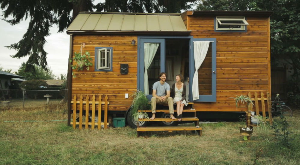 un couple devant une toute petite maison, Tiny House