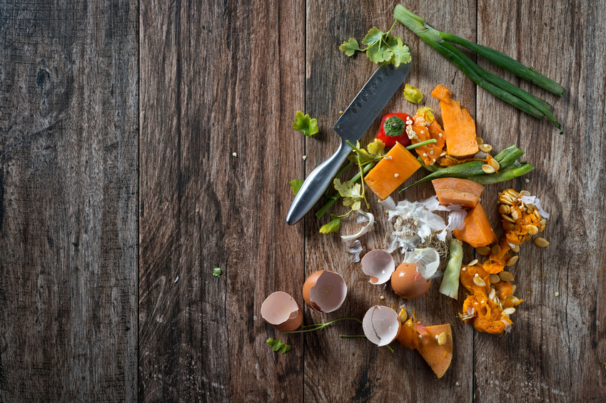 déchets alimentaire sur une table 