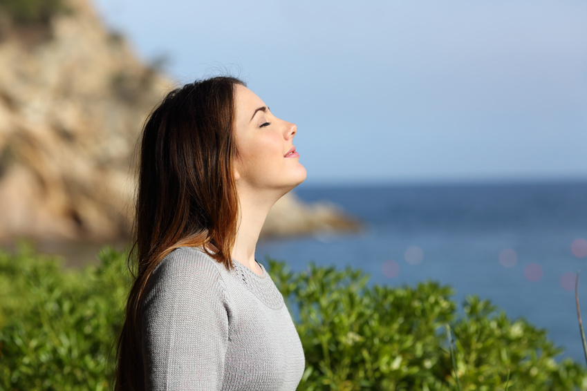 femme respirant l'ai pur