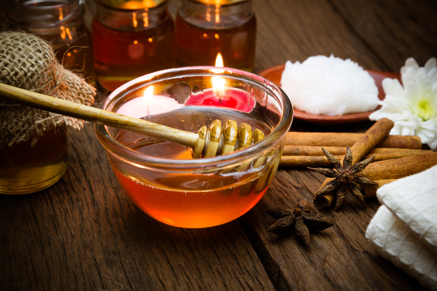 un pot de miel posé sur une table de spa