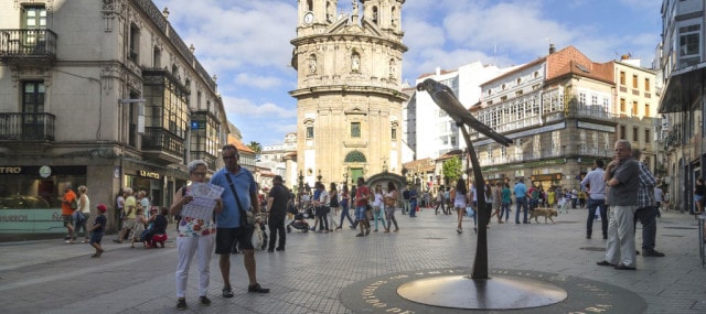 rue de Pontevedra où les habitants se promènent 