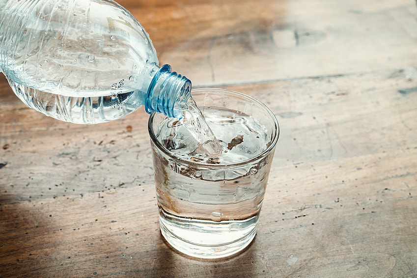 verre d'eau posé sur une table