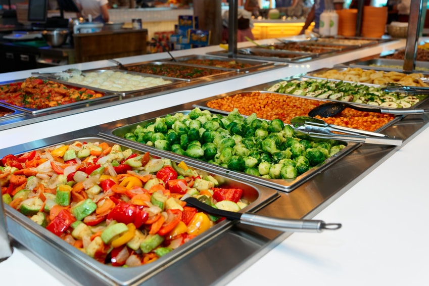 des plats préparés dans une cantine