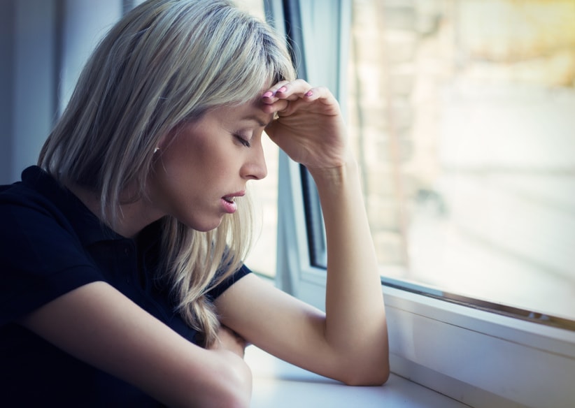 une femme stressant à la fenêtre