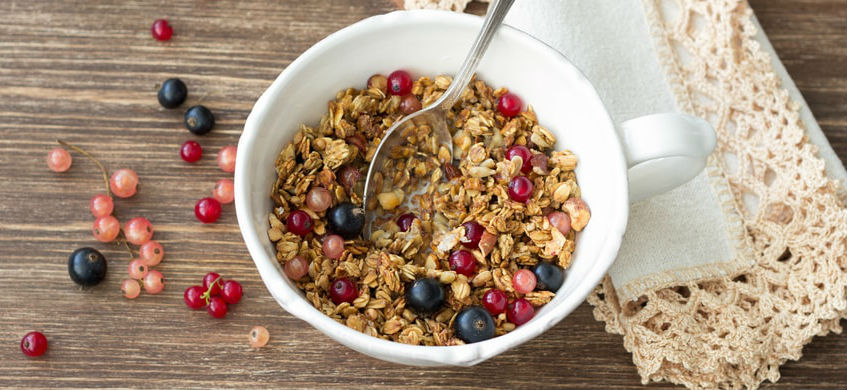 un  bol de muesli pour le petit-déjeuner