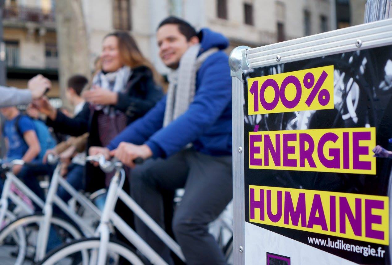 des personnes pédant pour produire de l'énergie humaine