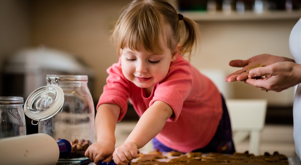 un enfant fait la cuisine et prépare son goûter