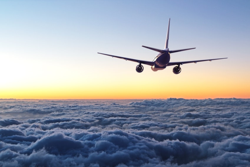 un avion en train de voler dans le ciel