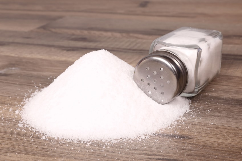 du sel renversé sur une table