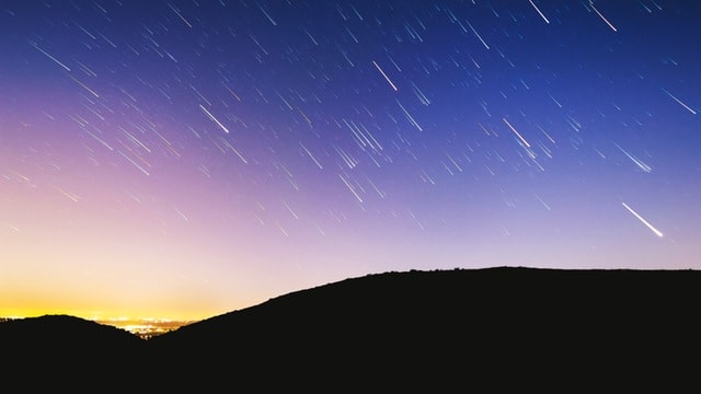 Une pluie d'étoiles filantes dans le ciel