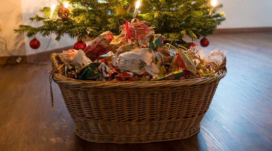 un enfant recouvert d'emballage cadeau