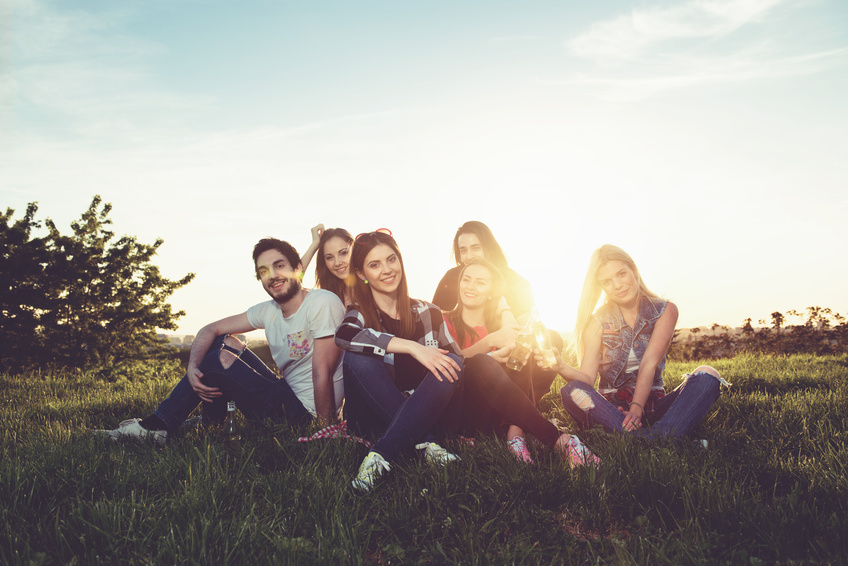 un groupe de jeunes assis sur l'herbe