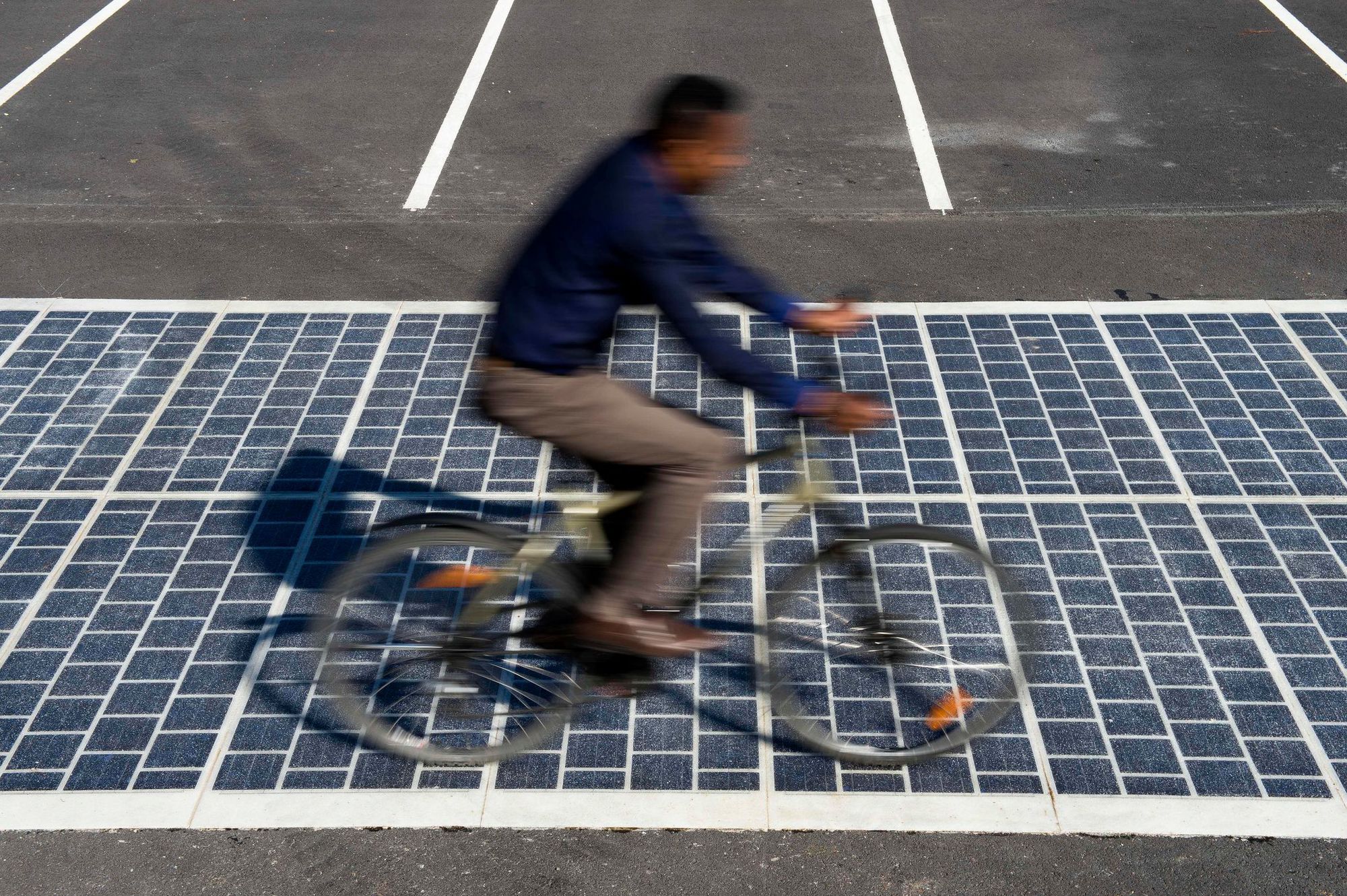 un cycliste qui roule sur une route solaire