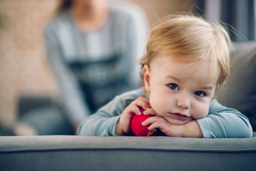 un enfant calme avec un jouet dans la main