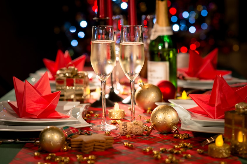 des verres de champagnes posées sur une table décorée