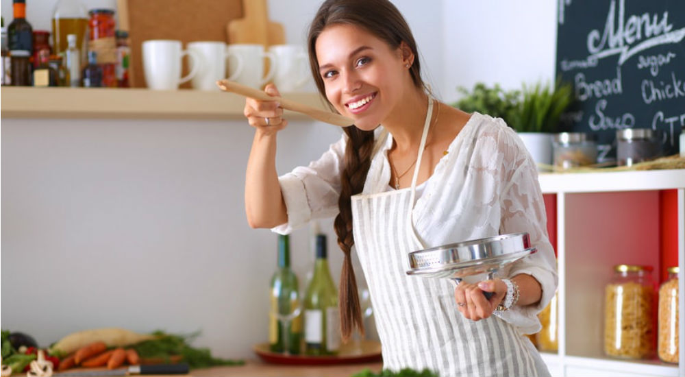 une femme heureuse qui cuisine