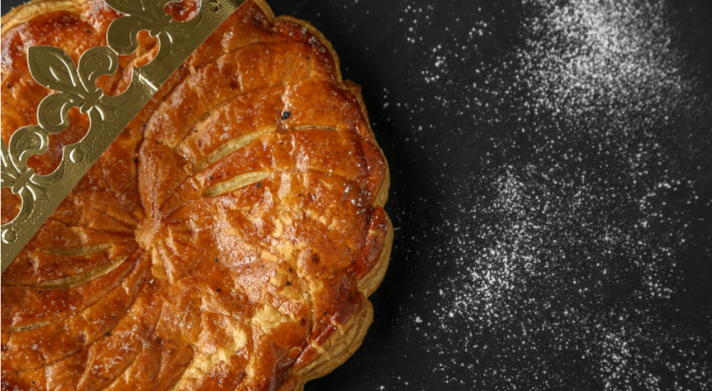 une galette des rois à la frangipane et sa couronne