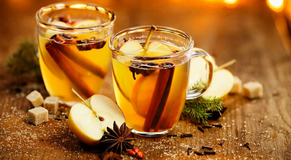 deux tasses de jus de pomme chaud aux épices