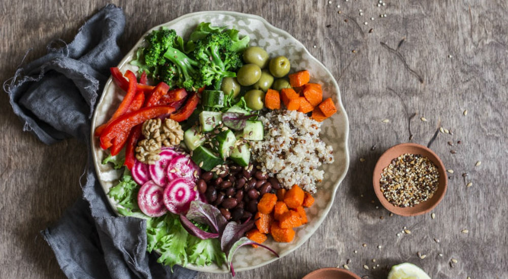 un buddha bowl sur une table