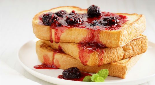 du pain perdu avec du coulis de fruits rouges